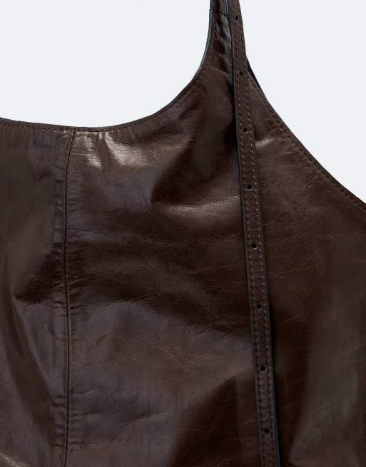 AllSaints Siloh tote overspill en rojo cereza oscuro, 2 de 6