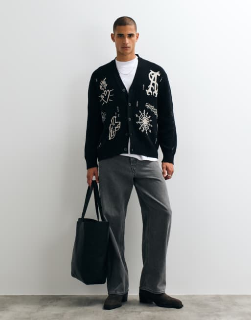 AllSaints Staged cardigan i strik med broderet grafisk logo i sort/ecru, 1 af 5