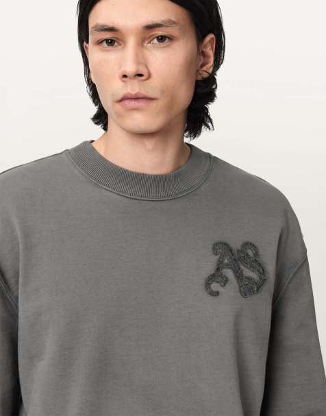 AllSaints – Sweatshirt in verwaschenem Schwarz mit Insignien und Rundhalsausschnitt - view 1