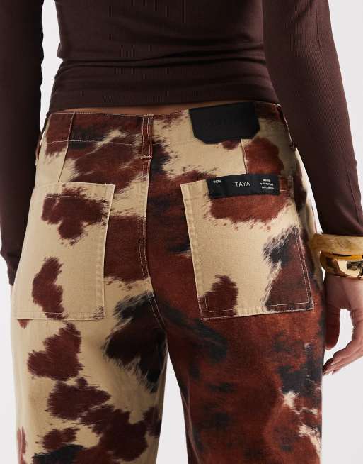 AllSaints Tay wide leg cow print carpenter jeans in cream, 5 of 5