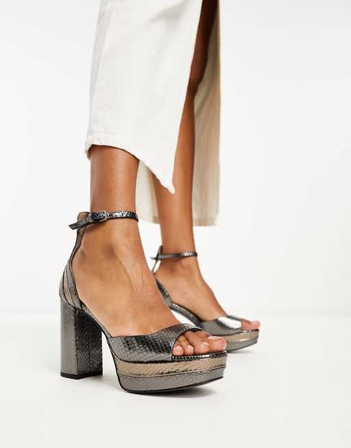 AllSaints – Tia – Leder-Sandale in Metallic-Optik mit Plateau-Absatz