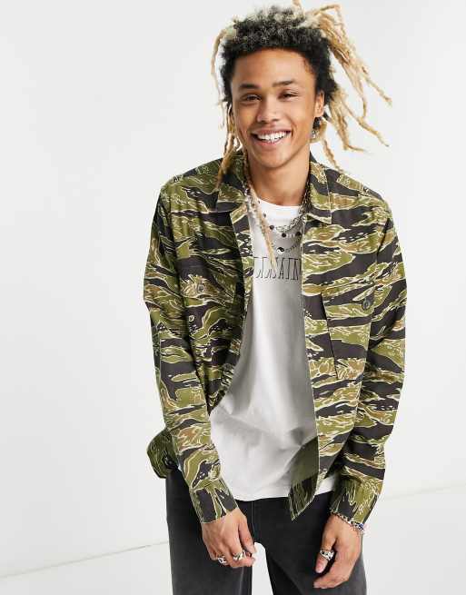 AllSaints - Tiga - Overshirt met camouflageprint in groen 