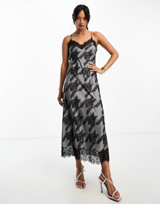 AllSaints – Tigi Toni – Gemustertes Midi-Trägerkleid aus Satin in Grau