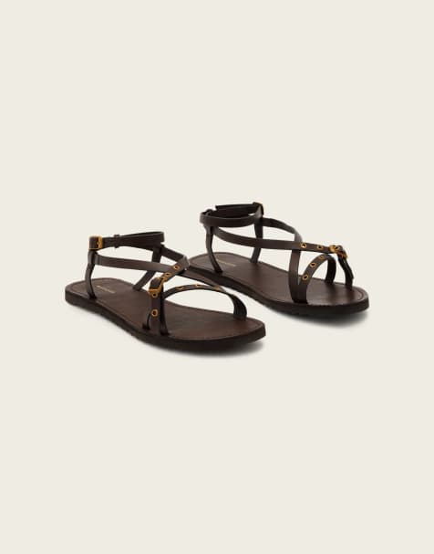 AllSaints – Tyla – Ciemnobrązowe skórzane sandały z ozdobnymi oczkami - view 1