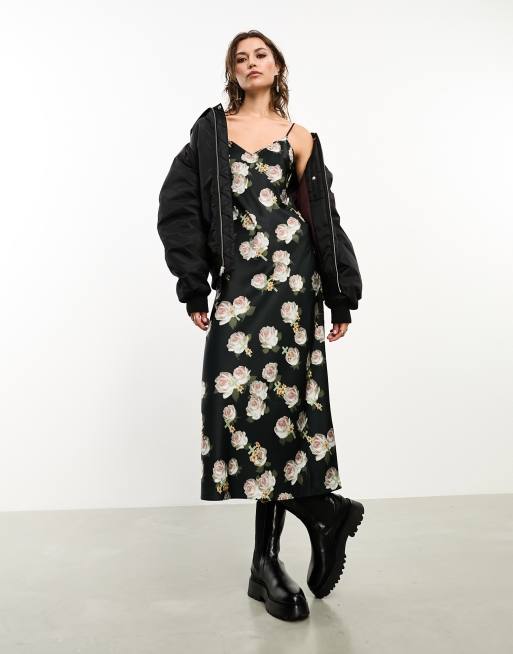 AllSaints x ASOS - Tierny - Slip-maxikjole med roseprint i satin - Kun hos ASOS