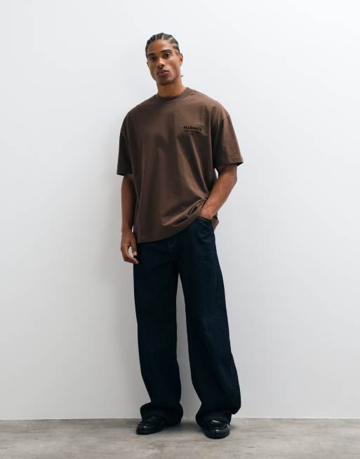 AllSaints Xander kortærmet T-shirt med flocket grafiklogo i brun, 3 af 5