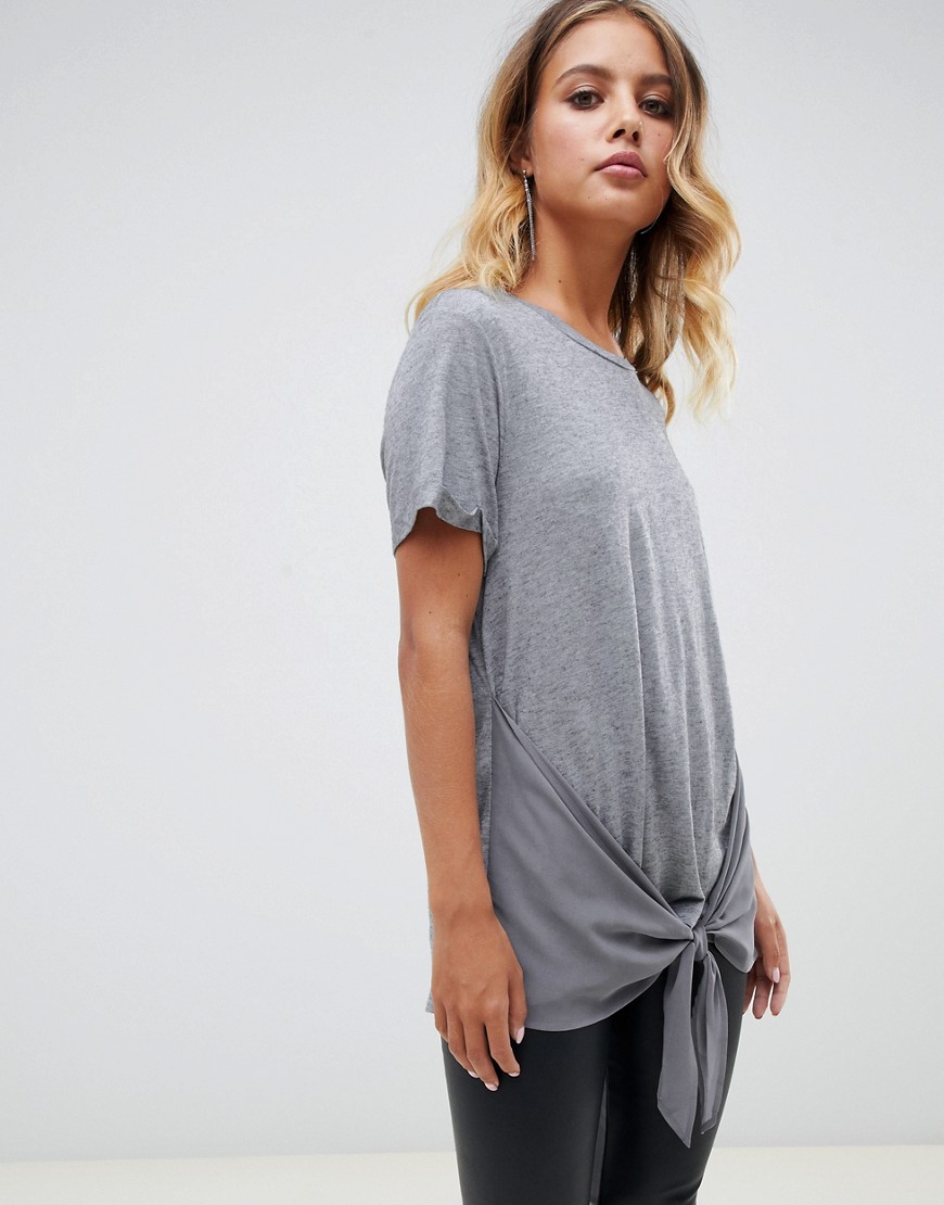 AllSaints – Yato – T-shirt med knut framtill-Grå
