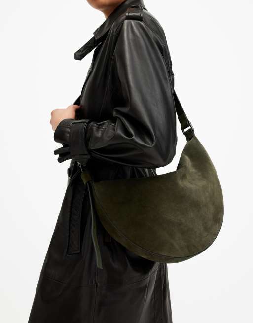 Allsaints – Zamszowa duża torebka crossbody w kształcie półksiężyca w kolorze khaki