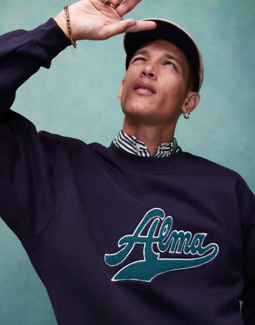 Alma de Ace - Marineblå sweatshirt med rund hals og påsyet brystlogo, 2 af 4