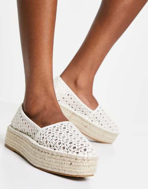 Alpargatas blancas con diseño entretejido y plataforma plana July de DESIGN | ASOS