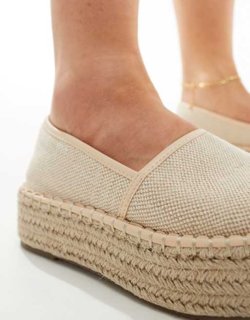 Alpargatas color crema con plataforma plana Journal de ASOS DESIGN Wide Fit, 2 de 4