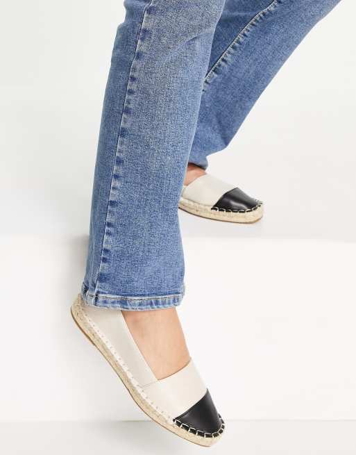 Alpargatas color crema puntera negra Joy de DESIGN |