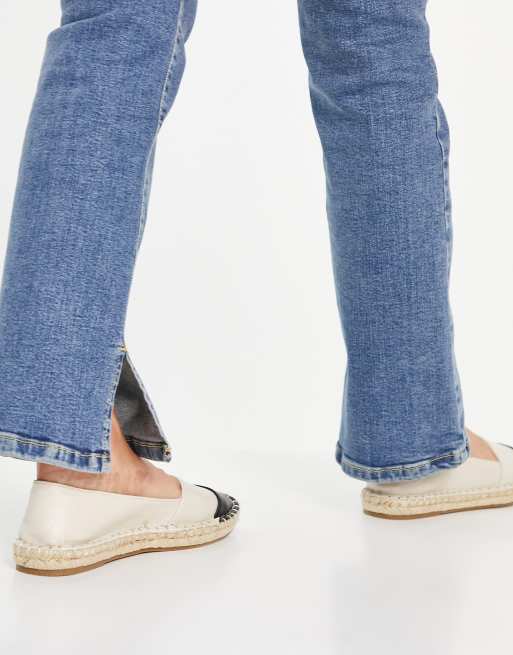 Alpargatas color crema puntera negra Joy de DESIGN |