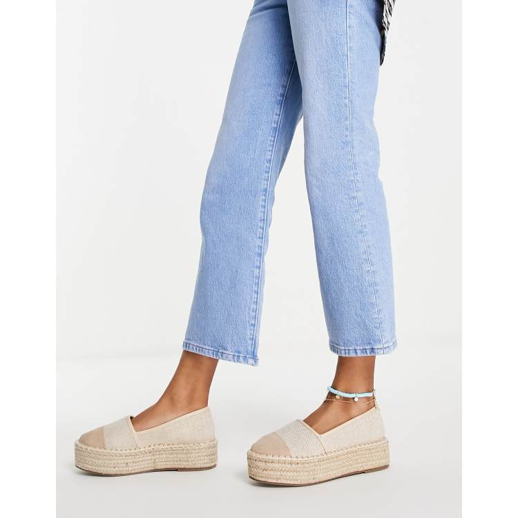 Alpargatas color crema con puntera y plataforma plana Jala de ASOS