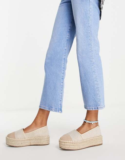 Alpargatas color crema con puntera y plataforma plana Jala de ASOS DESIGN