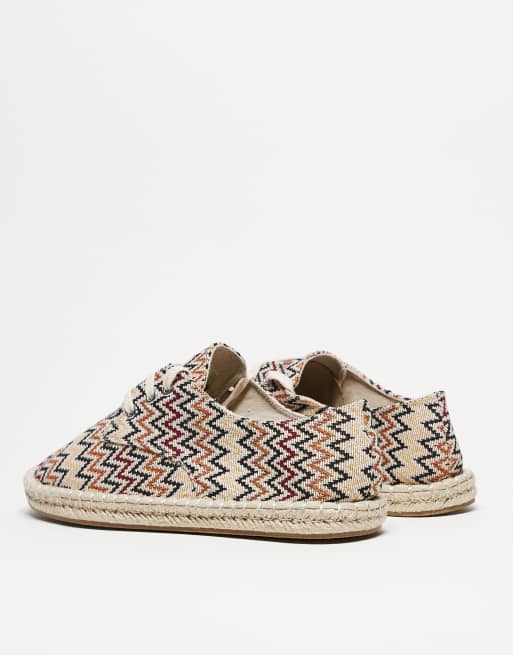 Alpargatas con diseño de patrón y cordones de lona de ASOS DESIGN, 2 de 4