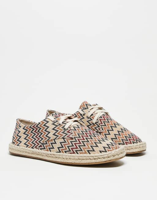 Alpargatas con diseño de patrón y cordones de lona de ASOS DESIGN, 4 de 4