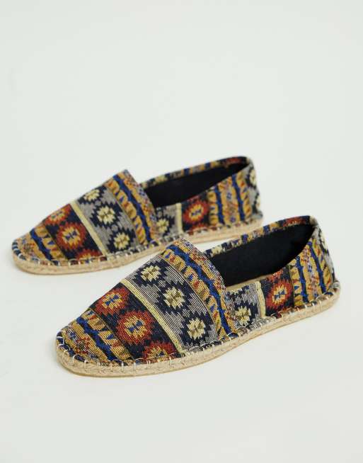 Alpargatas con estampado azteca ASOS |
