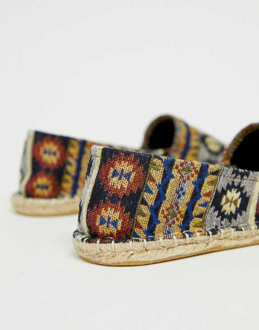 Alpargatas con estampado azteca ASOS |