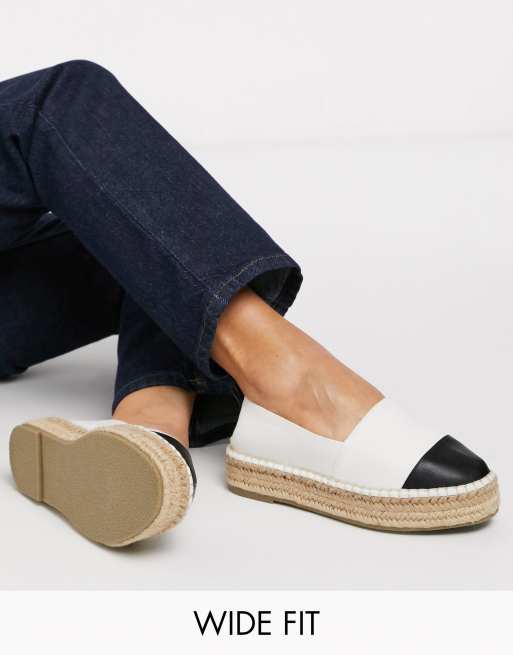Alpargatas con plataforma plana de lona natural Julee de ASOS DESIGN Wide Fit ASOS