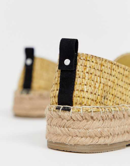 Alpargatas con plana y diseño ondulado en tono natural ASOS DESIGN | ASOS