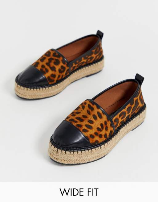 Alpargatas de ancho especial con plana de leopardo Julee de ASOS DESIGN | ASOS