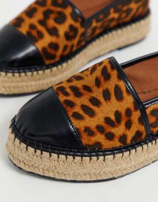 Alpargatas de ancho especial con plana de leopardo Julee de ASOS DESIGN | ASOS