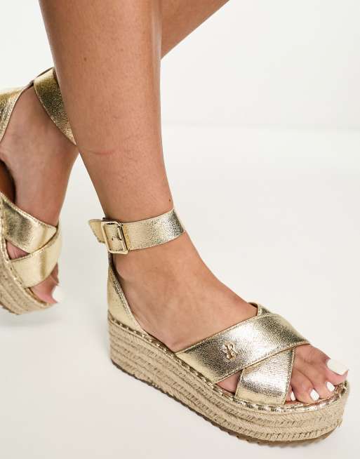 Alpargatas doradas con plataforma plana de River Island ASOS
