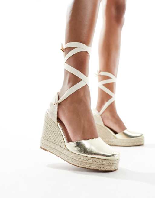 Alpargatas doradas de cuña con puntera cerrada de schuh