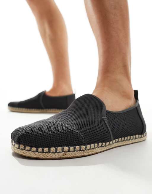 Alpargatas grises deconstruidas con detalle de cuerda de TOMS