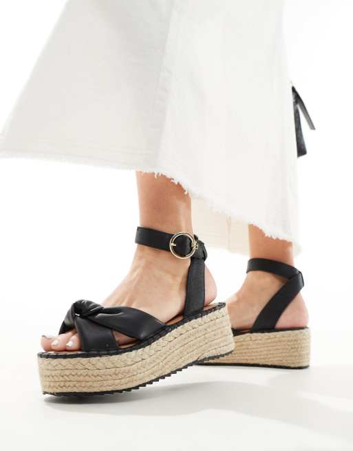 Alpargatas negras con diseño dividido en dos partes de River Island
