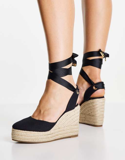 Alpargatas negras de cuña con puntera cerrada Schuh ASOS