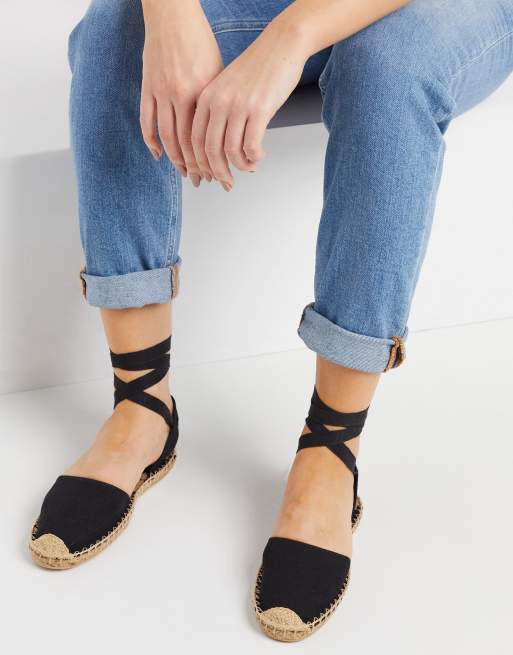 Alpargatas planas negras con tira a la pierna de London Rebel ASOS