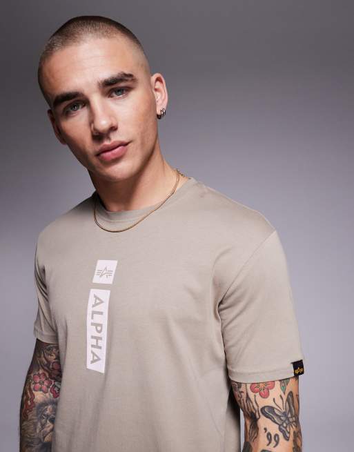 Alpha - Beige T-shirt med centralt logoprint