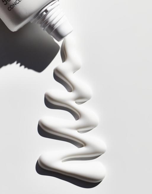 Alpha-H – Daily Essential Moisturiser – Exklusive Feuchtigkeitscreme mit LSF 50+, 50 ml, 21% Ersparnis, exklusiv bei ASOS, 2 von 4