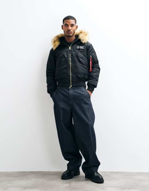Alpha Industries Bomberjacke mit Kapuze und faux-fur in Schwarz, 2 von 5