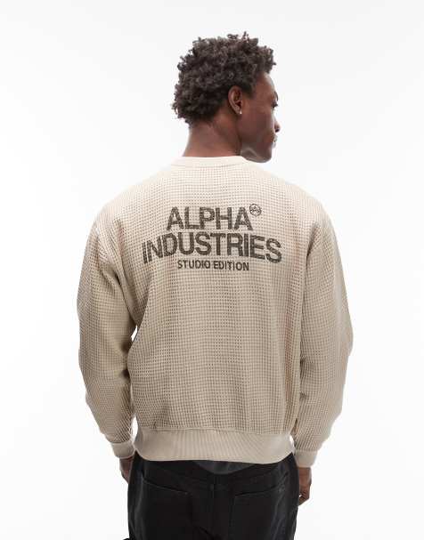 Alpha Industries – Studio Edition – Sweatshirt mit Waffelstruktur und Rückenprint in Creme - view 1