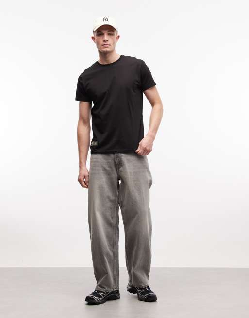 Alpha Industries – Svart t-shirt med kamouflagemönstrat märke baktill, 2 av 5