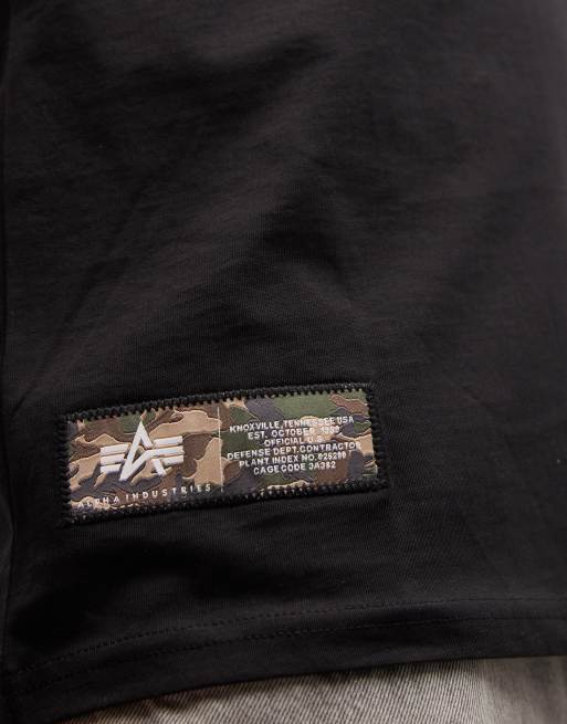 Alpha Industries – Svart t-shirt med kamouflagemönstrat märke baktill, 3 av 5