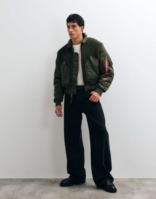 Alpha Industries teddy borg bomberjacka med paneldetaljer i mörkt olivgrönt, 3 av 5