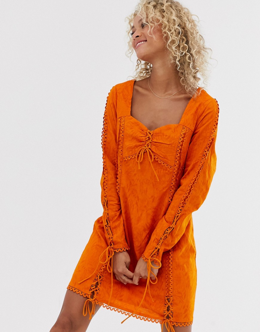 Amber-kjole med lange, rynkede ærmer fra Stevie May-Orange