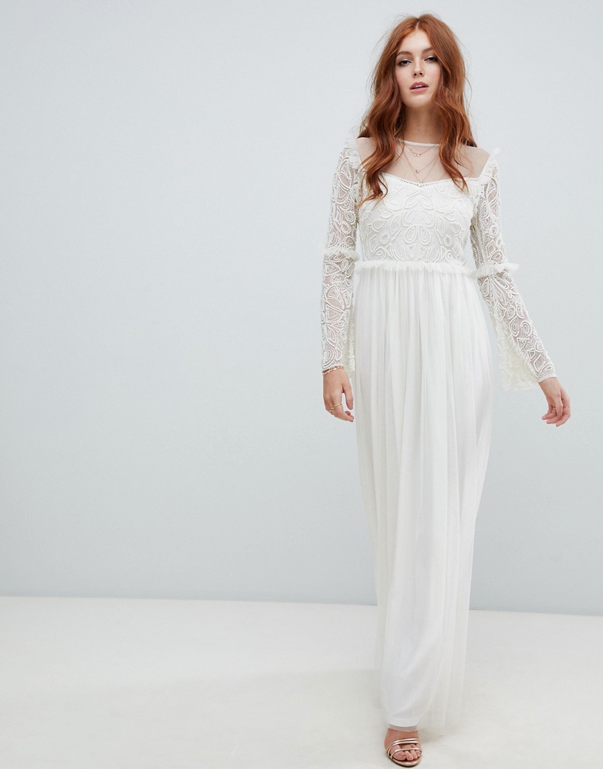 Amelia Rose – Benvit klänning med långa ärmar och utsmyckningar