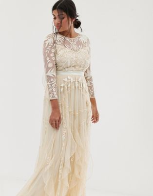 Amelia Rose – Krämfärgad maxiklänning med rynkning i vintagestil och mjuk utsmyckning i barockstil-Gräddvit