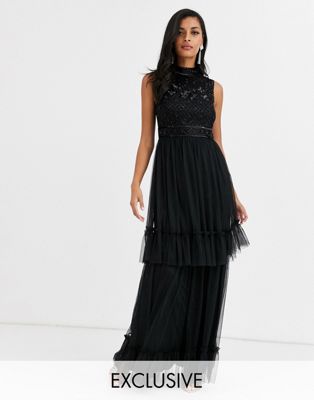 Amelia Rose - Lange gelaagde bruidsmeisjesjurk van tule met versiering in zwart