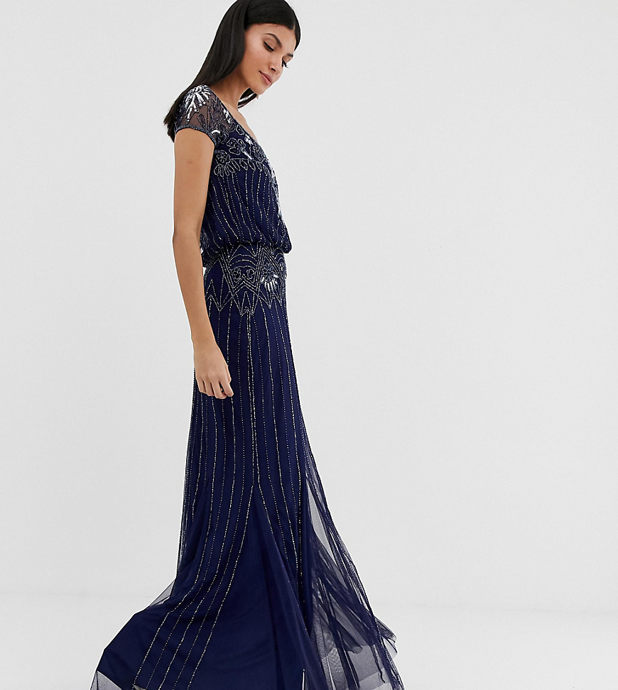 Amelia Rose Tall – Marinblå maxiklänning med kort ärm och barockinspirerad utsmyckning