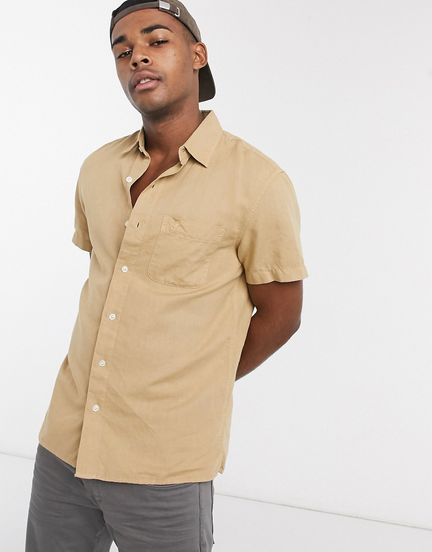 American Eagle - Camicia a maniche corte vestibilità classica con logo ad aquila in cotone misto lino beige