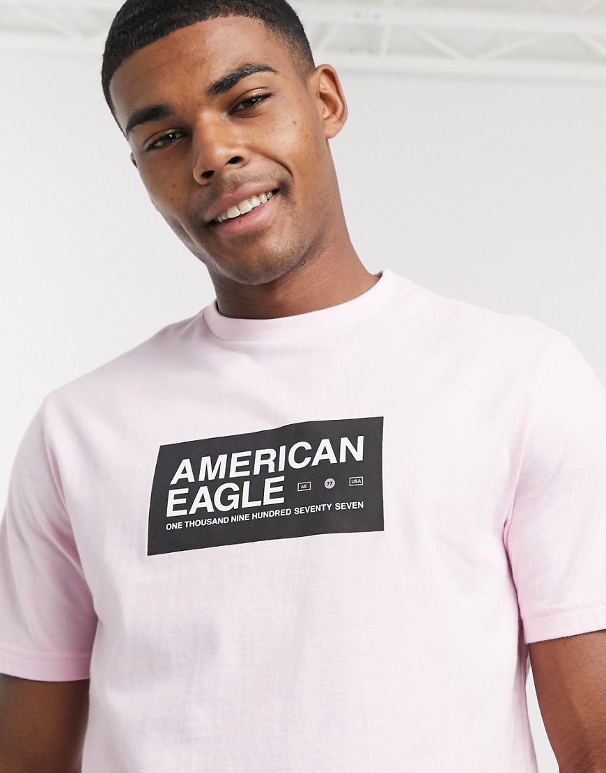 American Eagle – Ljusrosa t-shirt med logga på bröstet och fototryck bak