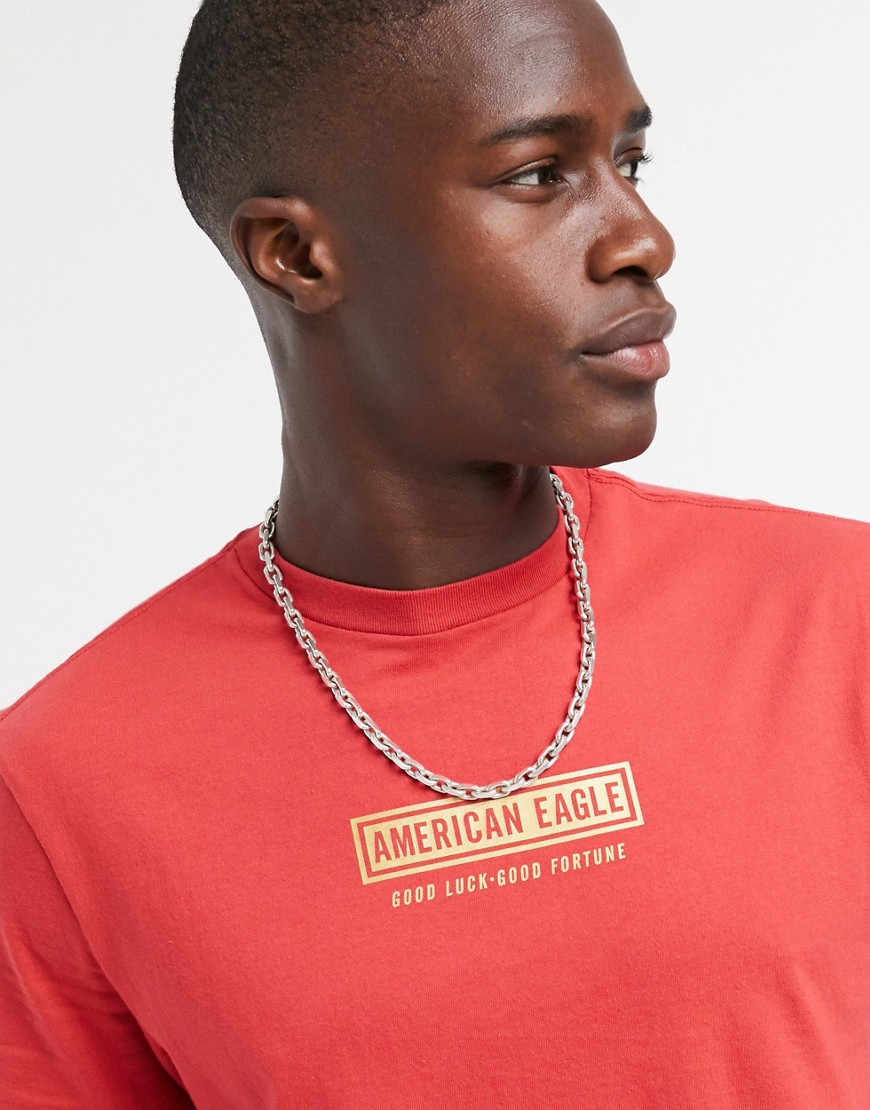 American Eagle - Rød t-shirt med lille kontrastfarvet logo på bryst