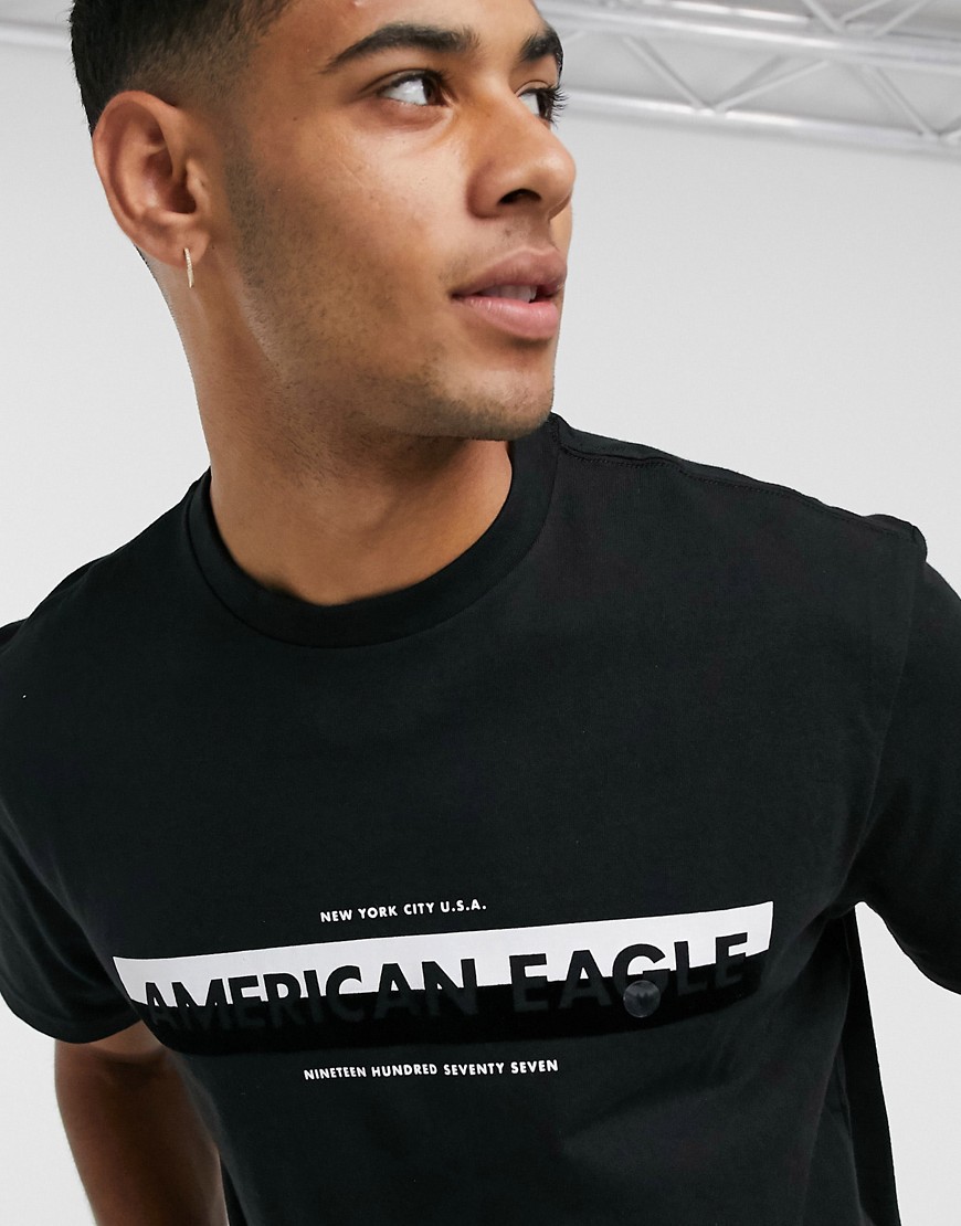 American Eagle - sort t-shirt med stort kontrastfarvet logo på bryst