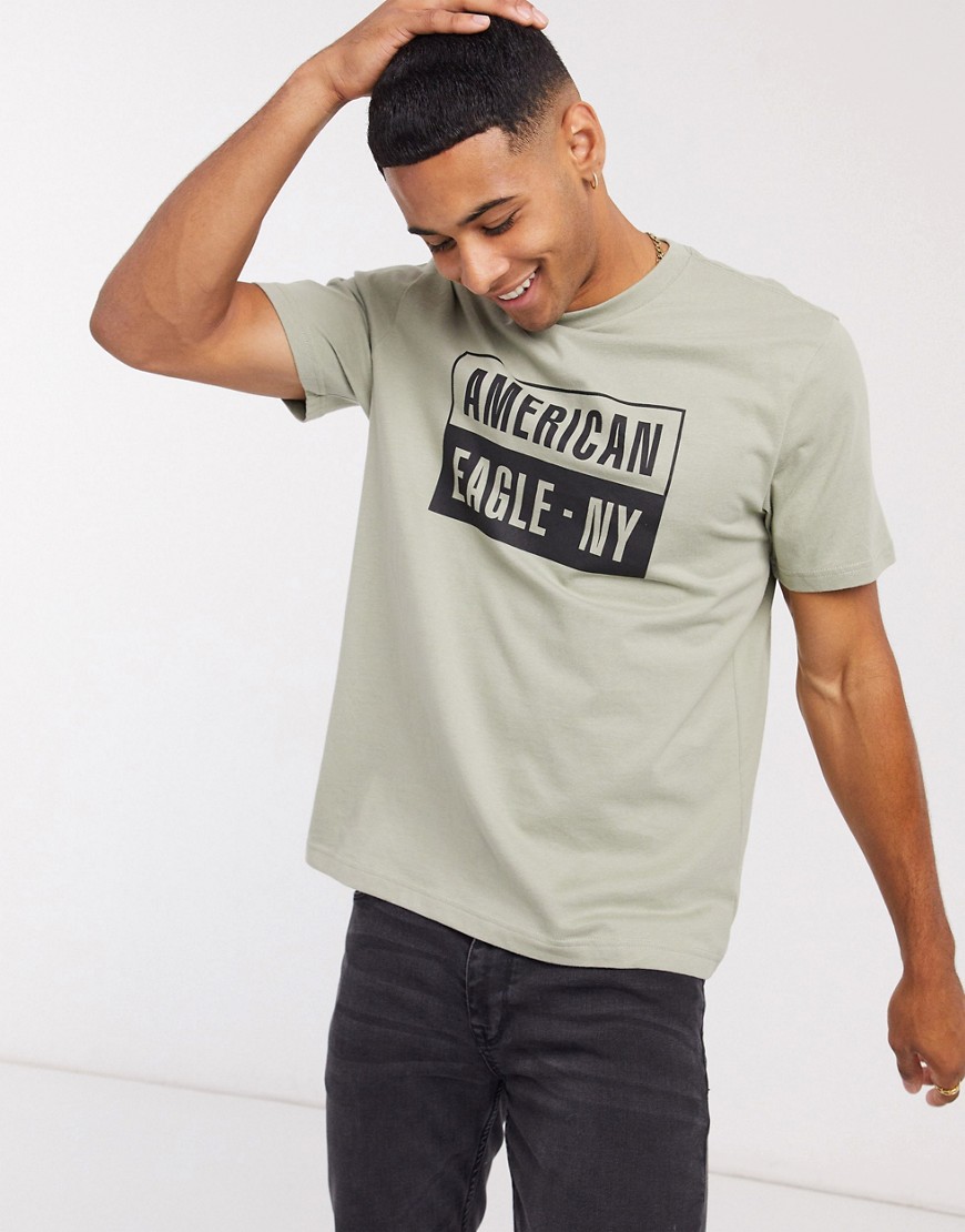 American Eagle - t-shirt i oliven med kasseformet NY logo på bryst-Grøn